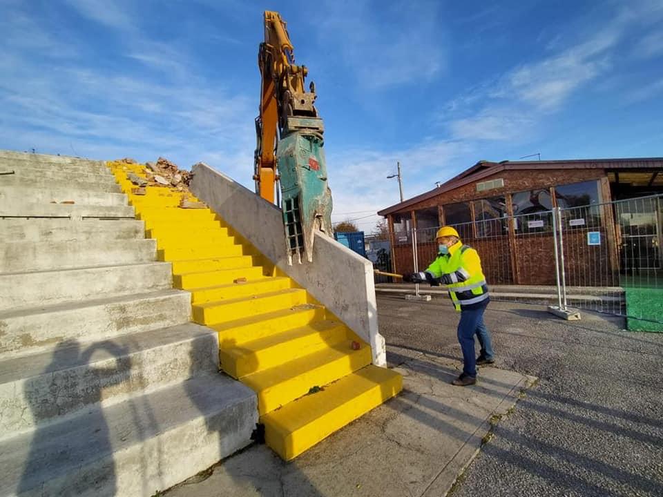 Immagine per Ronchi dei Legionari, al via la demolizione degli spalti dello stadio Lucca